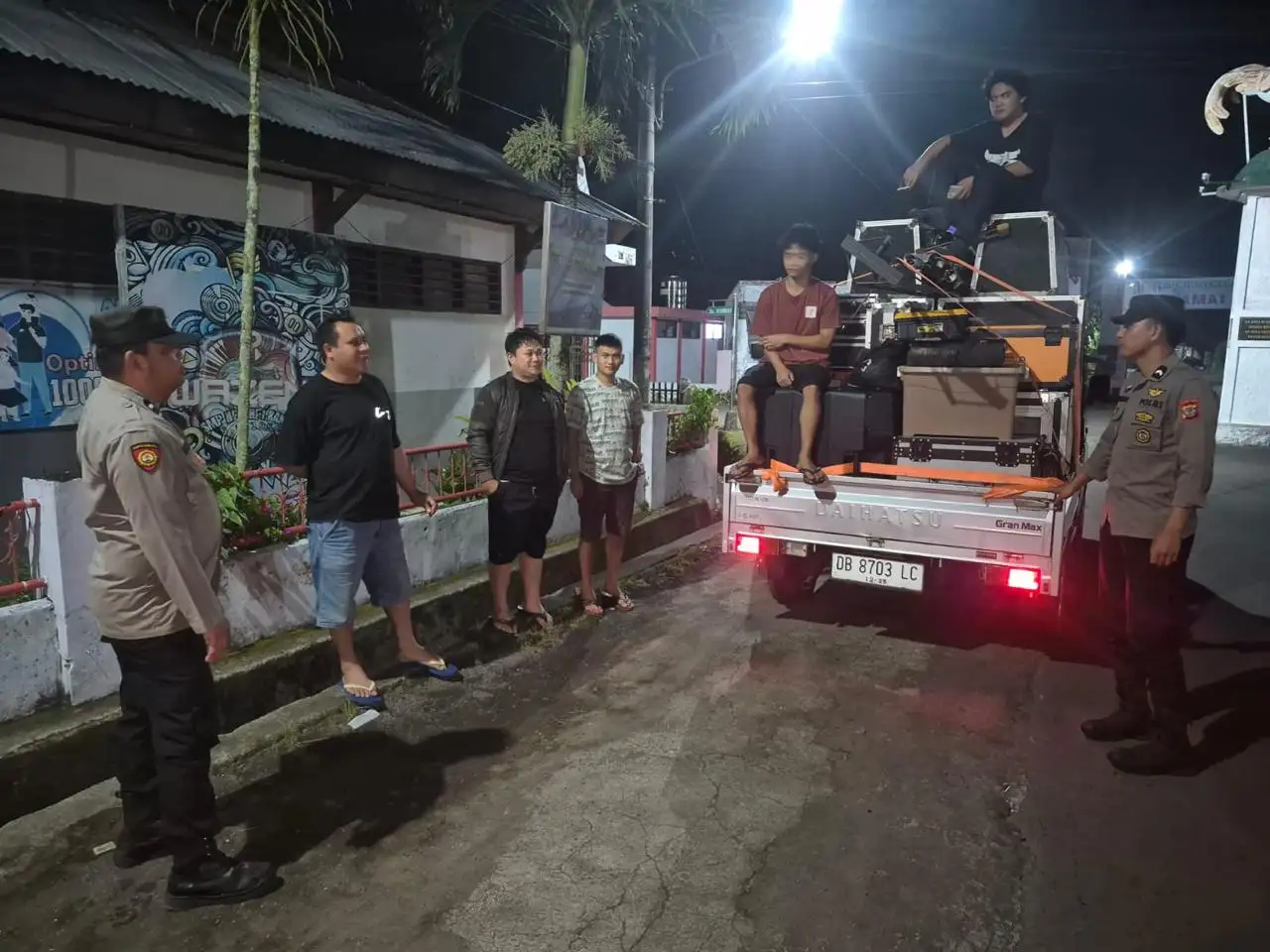 Patroli Malam Polsek Kakas: Imbau Pemuda Hindari Miras, Sajam, dan Tegaskan Pentingnya Keselamatan Berkendara